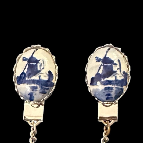 Vintage 1950’s Sweater Clip With Delft Windmills - Picture 2 of 4